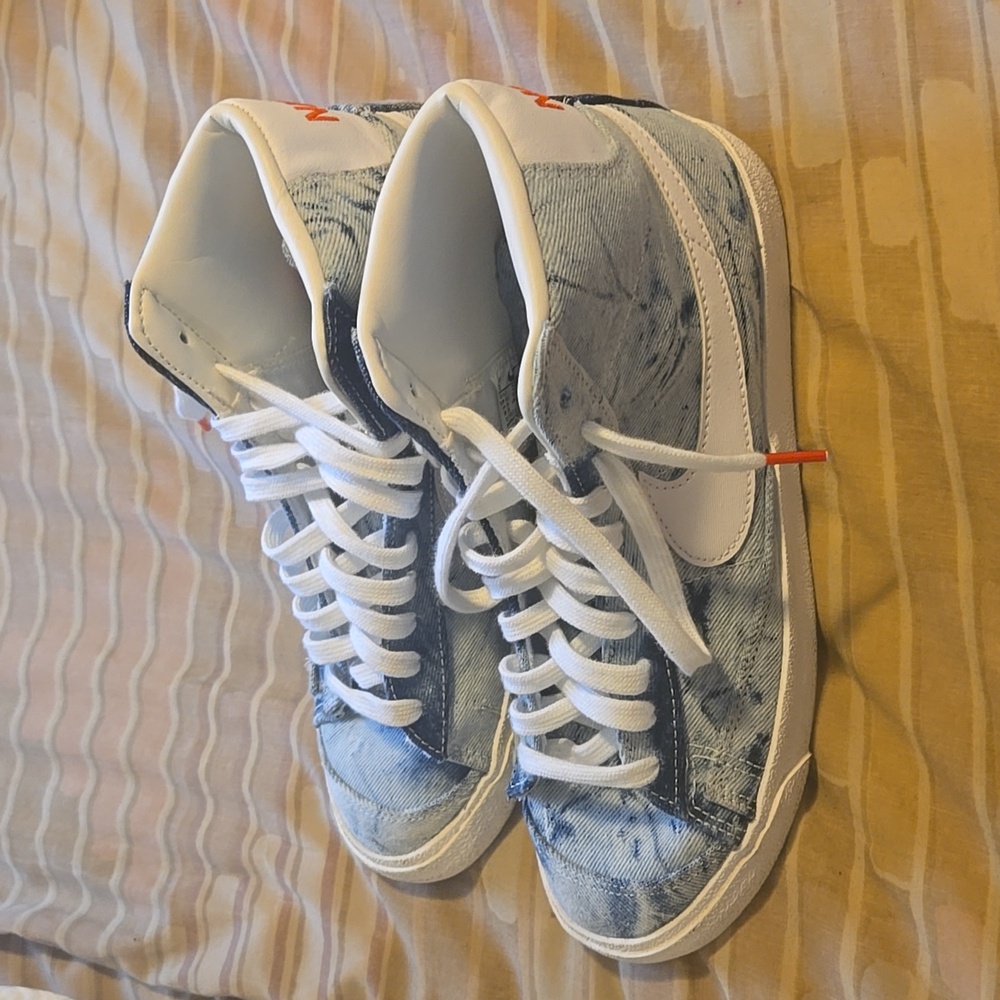 Sneakers - Picture 3 of 3